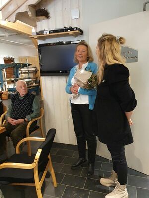Bilde 4
Monica Moer og Inga Lotte Nordby fra kulturkontoret overrakte blomster fra Nannestad kommune.
Keywords: monica;moer